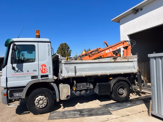 Mercedes-Benz Actros 1832 K Kipper mit Heckkran, EZ 2005
